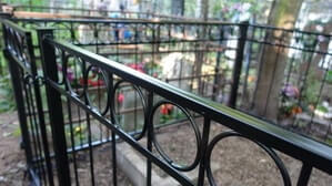 Ограда хорошо покрашенна