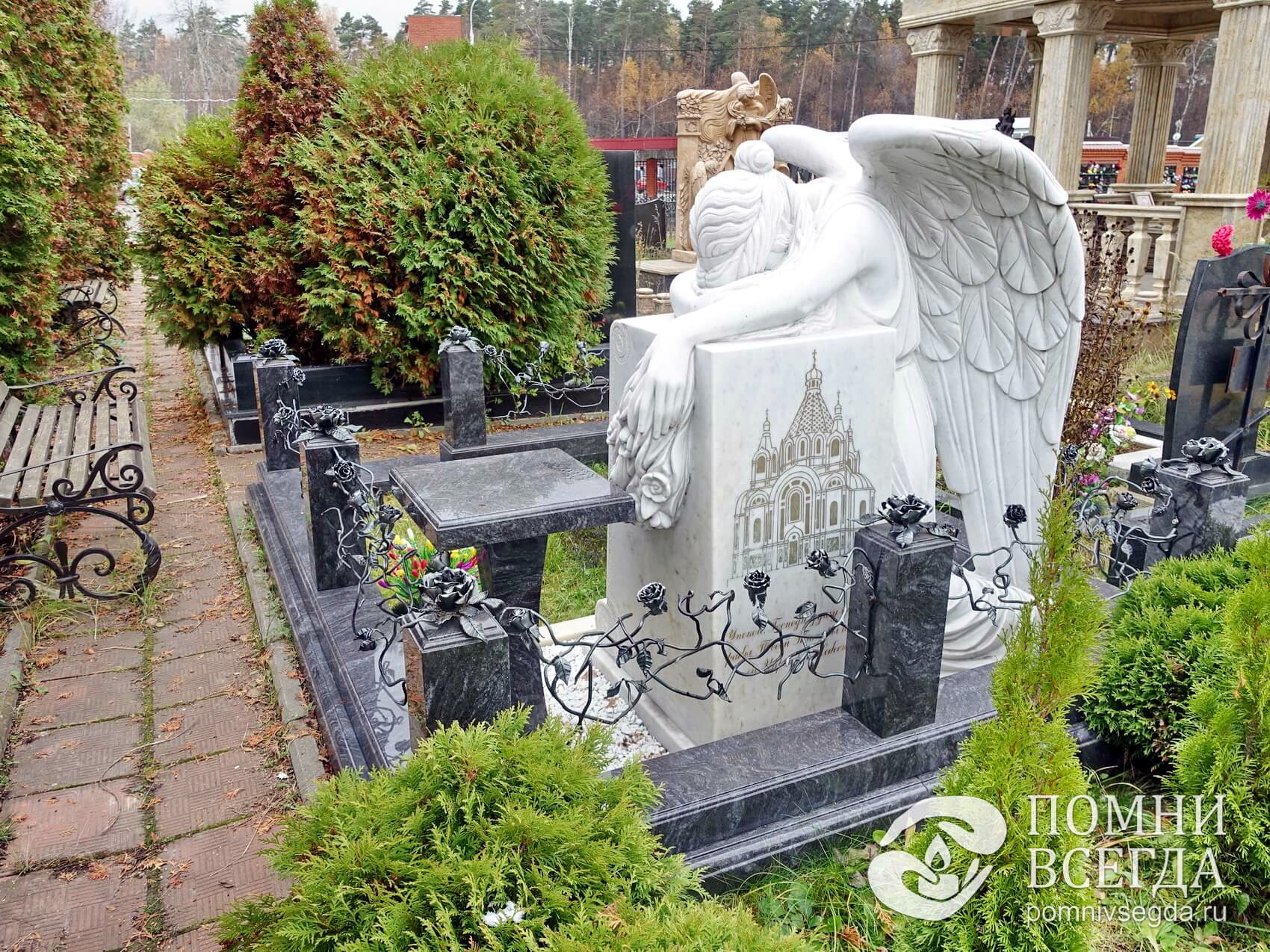 Памятник изображающий плачущего ангела