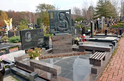 Два надгробья на замощённом плиткой участке