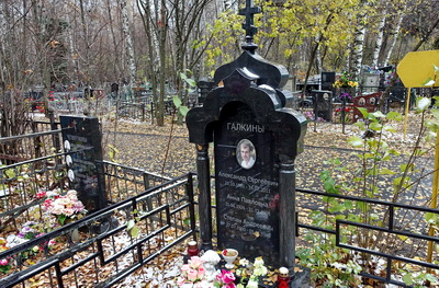 Гранитное надгробье в православном стиле