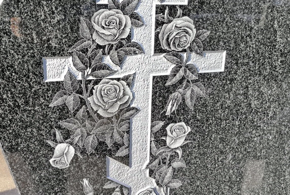 Красивый православный крест с гравировкой роз