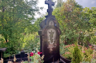 Массивное надгробье из гранита в православном стиле