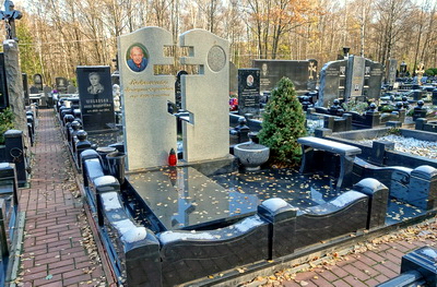 Надгробье из светлого камня с православным крестом на просвет