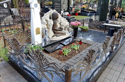 Необычное надгробье на двух покойных со стелой из белого мрамора
