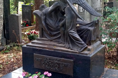 Памятник скульптору Комову вид сбоку