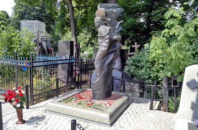 Памятник Владимиру Высоцкому, вид справа