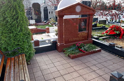 Прямоугольное надгробье в окружении арки