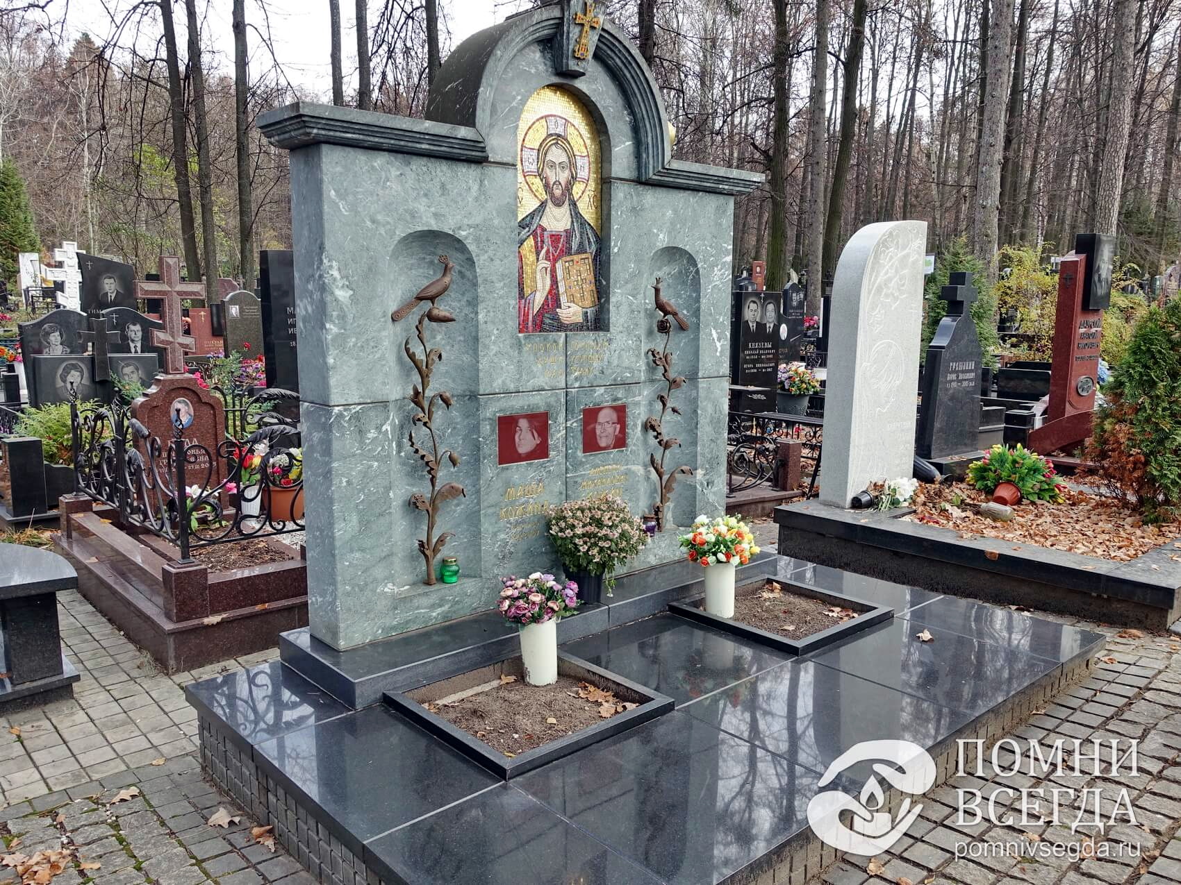 Широкая мемориальная композиция в православном стиле