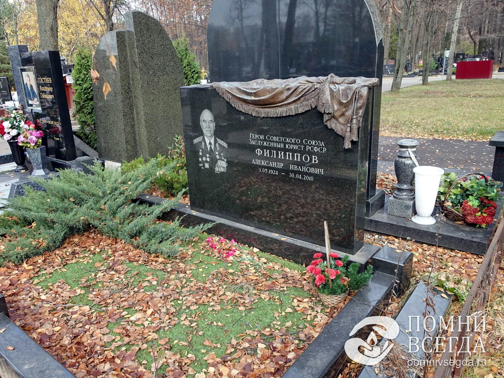 Широкое гранитное надгробье с теневым портретом покойного