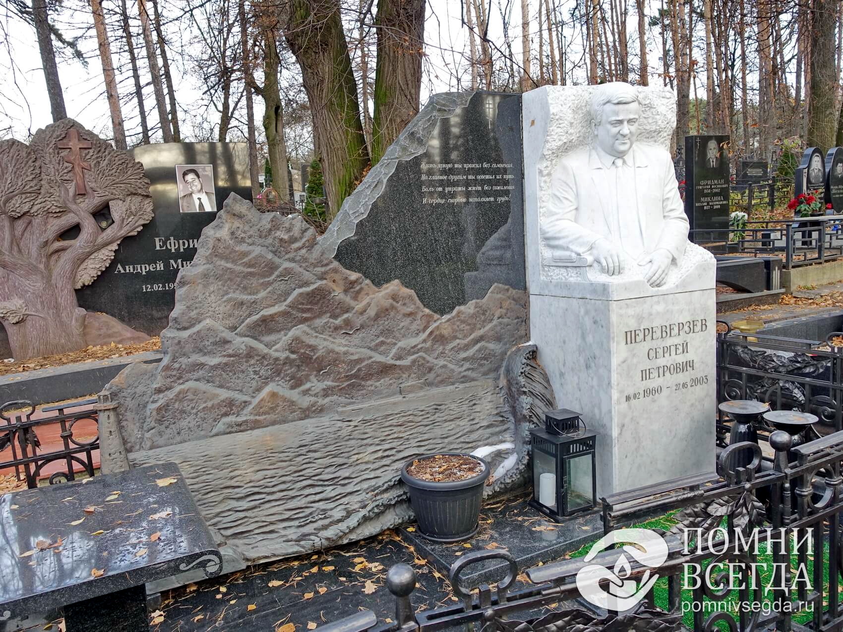 Широкое надгробье из мрамора и гранита с бюстом покойного